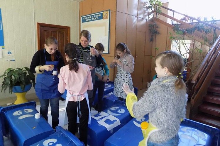 Сміттєві баки із чудернацьким чоловічками з’явились у Княгининівській громаді
