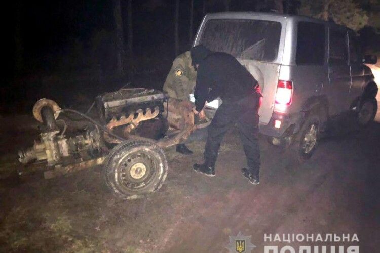 На Рівненщині в авто чоловіка знайшли бурштин, а в урочищі виявили мотопомпу (Фото)