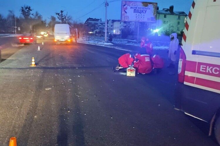 У Рівному під колесами маршрутки вранці загинула жінка