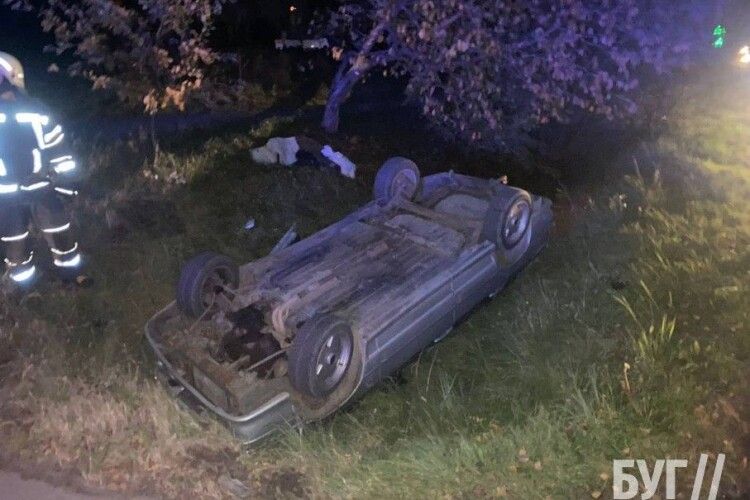 Аварія у Нововолинську: авто перекинулось на дах 