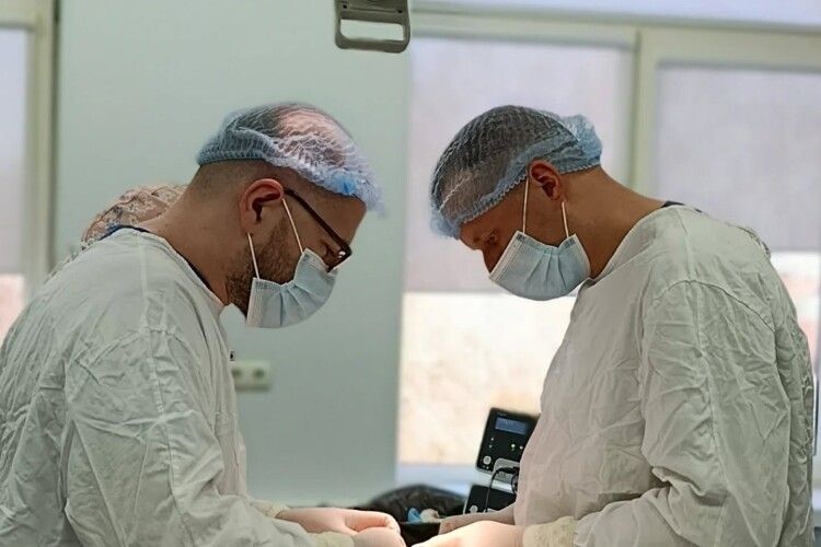 Волинські хірурги прооперували 59-річну жінку з небезпечною інфекцією 