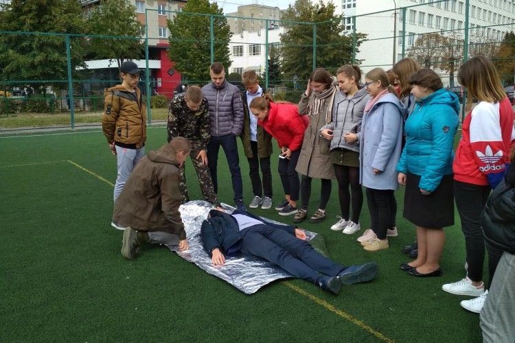 Луцьких старшокласників вчили як врятувати людині життя за допомогою скотчу