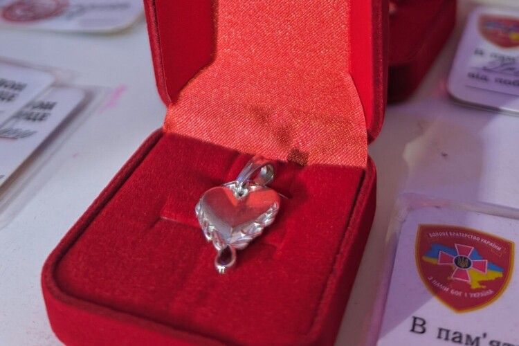 На Волині дітям загиблих Героїв вручили обереги «Батьківське серце»