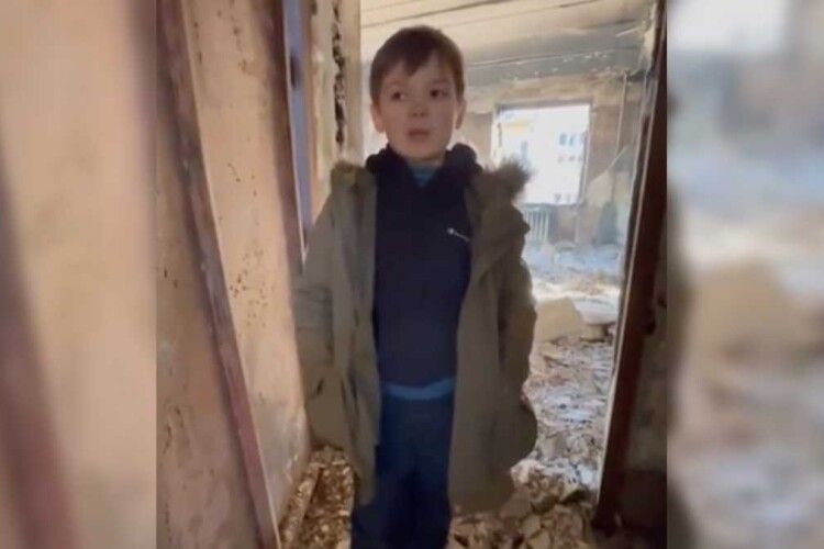 Хлопчик Макар з Маріуполя «подякував» росіянам, що розгромили його рідний дім (Відео)