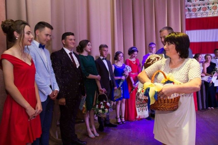71-ий випуск Голобської школи: діти зізнавалися батькам в любові, а батьки не вірили: "А що сталося?"