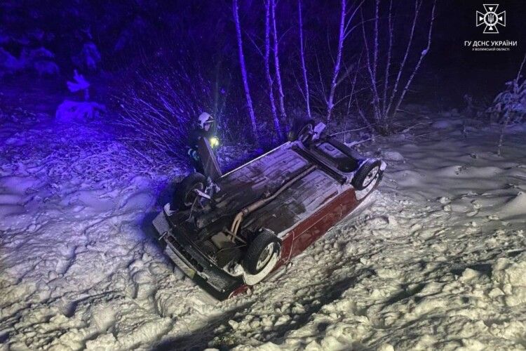 На Волині автомобіль злетів з дороги і перекинувся (Фото)