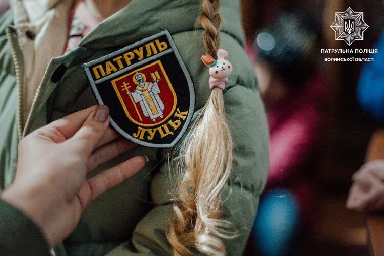 У луцькому дитсадочку дівчинка відібрала в патрульного поліцейського кашкета (Фото)