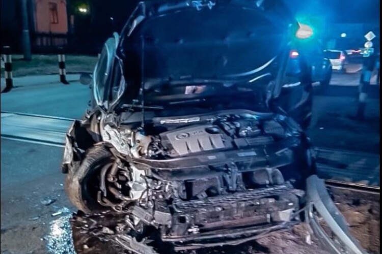 На Волині неповнолітній юнак влетів у опору (Фото)