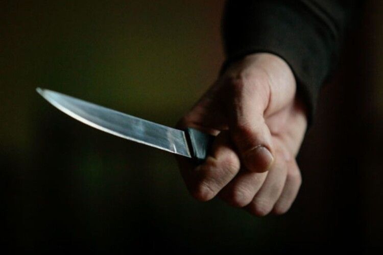 На Рівненщині відбувся суд щодо чоловіка, який через жінку налетів з ножем на приятеля