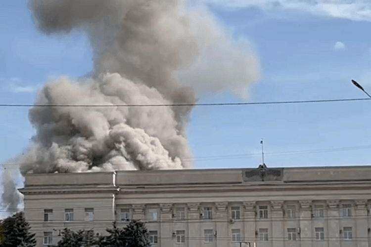 У Херсоні пролунали вибухи – горить окупаційна «адміністрація»