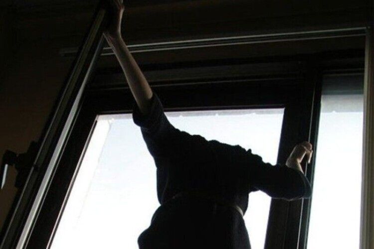 Літня жінка випала з вікна в Нововолинську