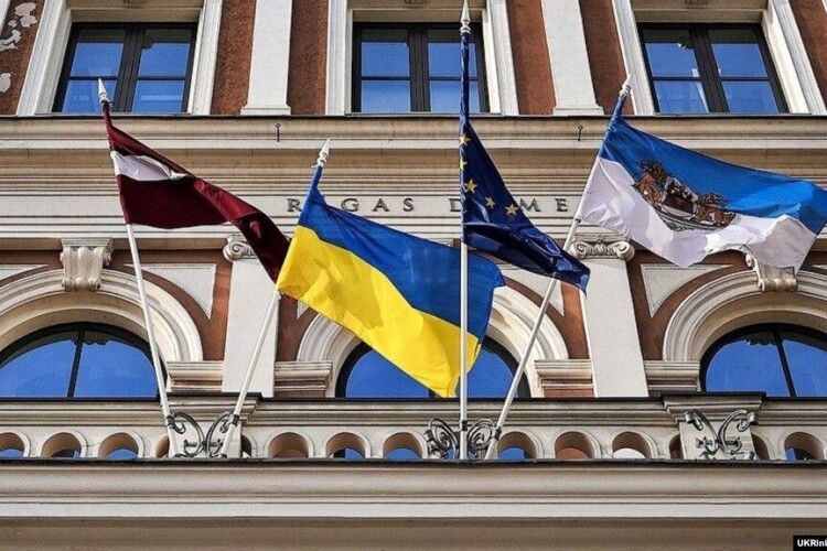 У Ризі затримали чоловіка, який ударив юнака з українським прапором