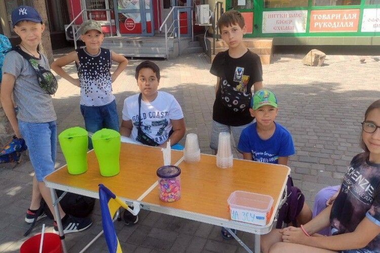 У Луцьку діти продають лимонад, щоб допомогти волонтерам робити сухпайки