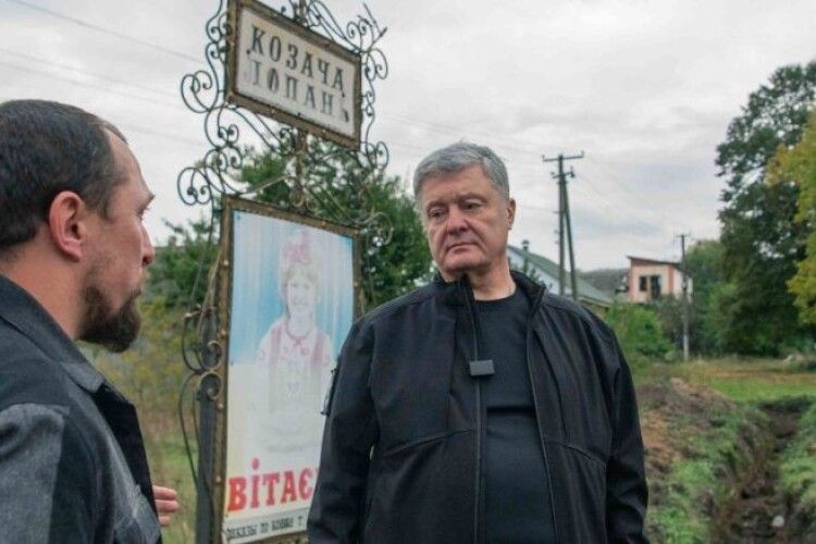 Порошенко привіз гуманітарний вантаж у Козачу Лопань: «русскій мір» залишає по собі суцільні руїни (Відео)