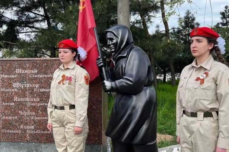 Окупанти в Маріуполі встановили бабку із прапором СРСР: приїхав путінський куратор Кірієнко