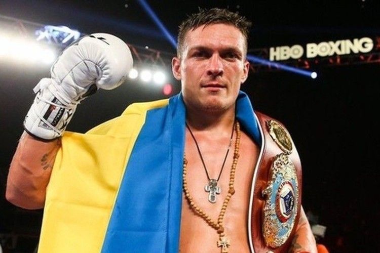 Українець Усик прибув до Москви на бій з росіянином Гассієвим