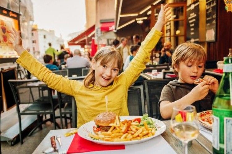 Лікар назвав продукти, які слід усунути з раціону дитини