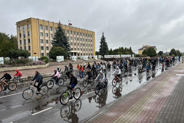 Дощ не завадив учасникам велелюдного велопробігу на Волині (Фото)