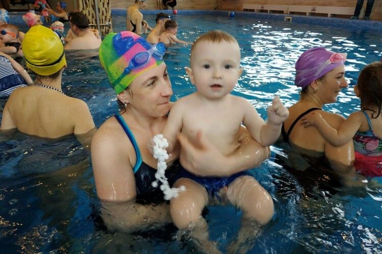У Рівному провели змагання з плавання серед ...немовлят