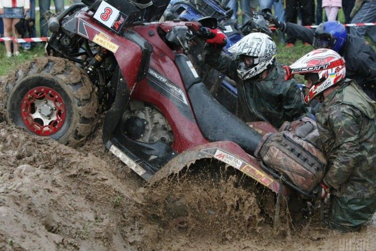 Квадроцикл в’їхав у групу дітей: четверо неповнолітніх потрапило до лікарні