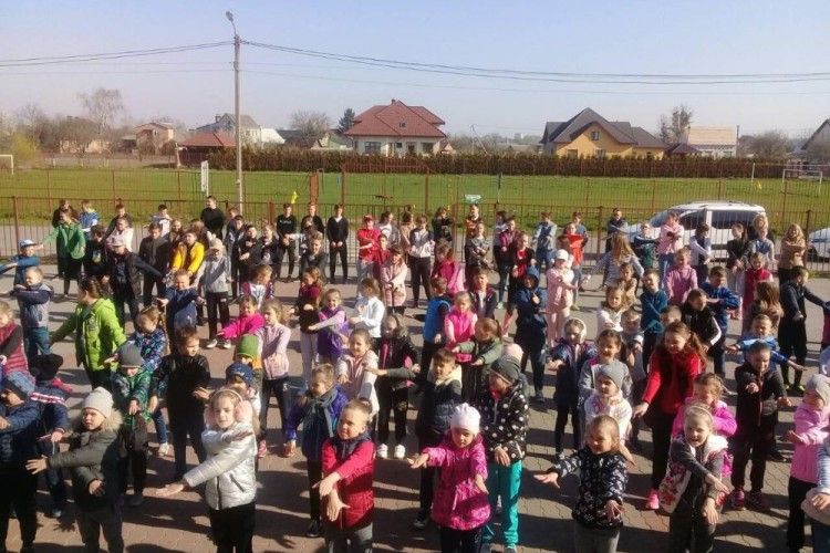 У Рованцях День здоров’я відзначили масовою руханкою