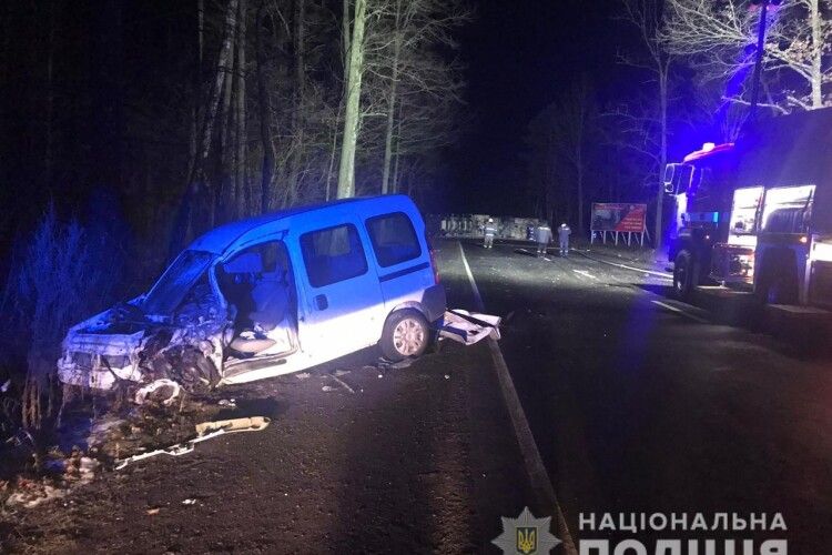 У Березнівському районі зіткнулися два легковики й вантажівка з пальним