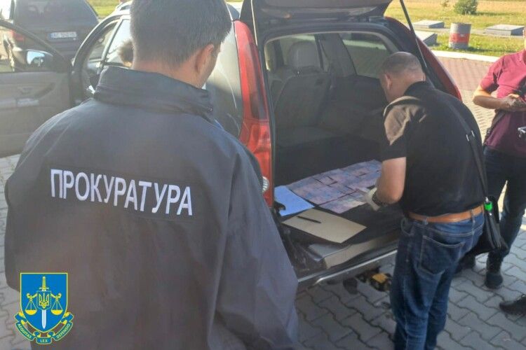На Волині на хабарі у 56 тисяч гривень викрили директора державного підприємства (Фото)