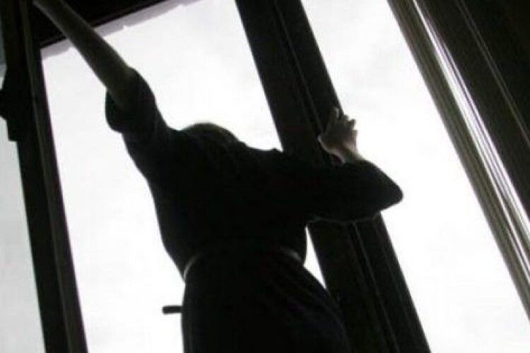 У Луцьку школярка погрожувала вистрибнути з вікна