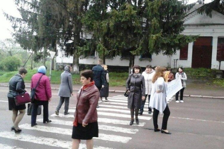 На Житомирщині вчителі перекрили «варшавку»: не бачили зарплату ще з липня місяця... (відео)