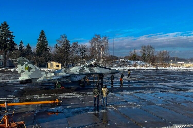 На Луцький військовий аеродром прибув винищувач МіГ-29 (Фото, відео)