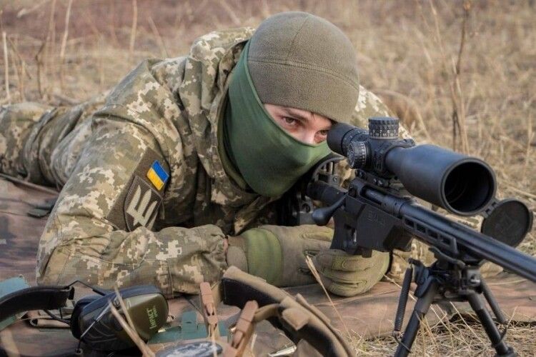 Український снайпер ювелірно знищив російського загарбника із відстані 960 метрів (Відео)