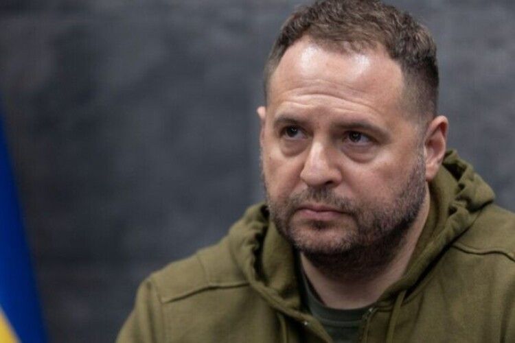 З Андрія Єрмака зняли електронний браслет, бо він загрожував… його життю та здоров’ю