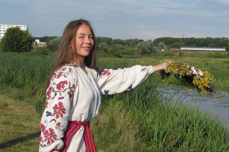 Дівчата пускали на воду купальські вінки