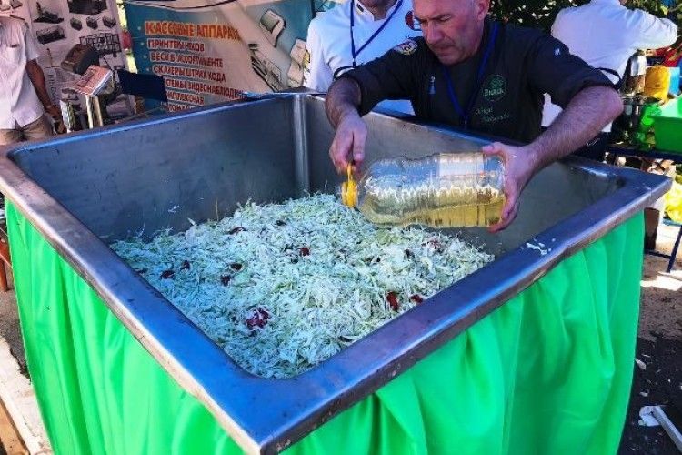 На Херсонщині приготували найбільший салат України