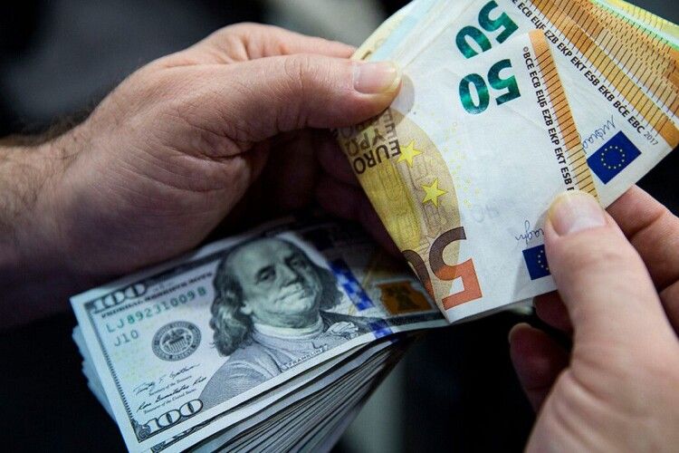 Скільки коштують долар, євро і злотий: курс валют на 27 червня