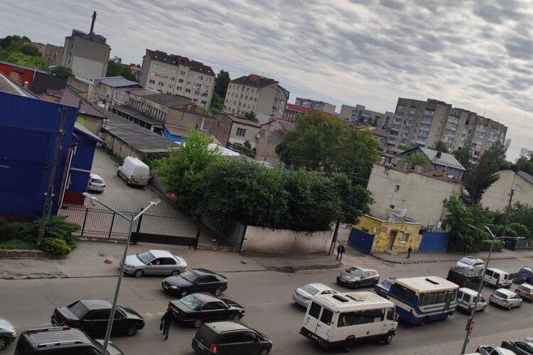 У Луцьку сотні машин застрягли в заторі (Фото)
