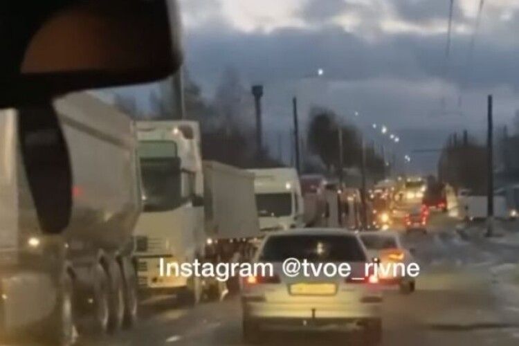 На Рівненщині селяни скаржаться на вантажівки, які блокують рух у селі