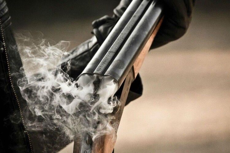 На Буковині чоловік поранив двох поліцейських і втік у ліс