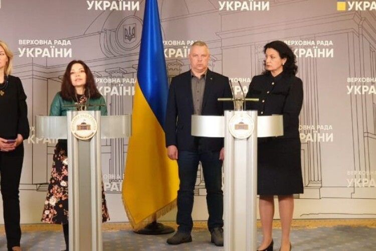 «Європейська Солідарність» вимагає відкликати законопроект, який легалізує паспортизацію Росією ОРДЛО