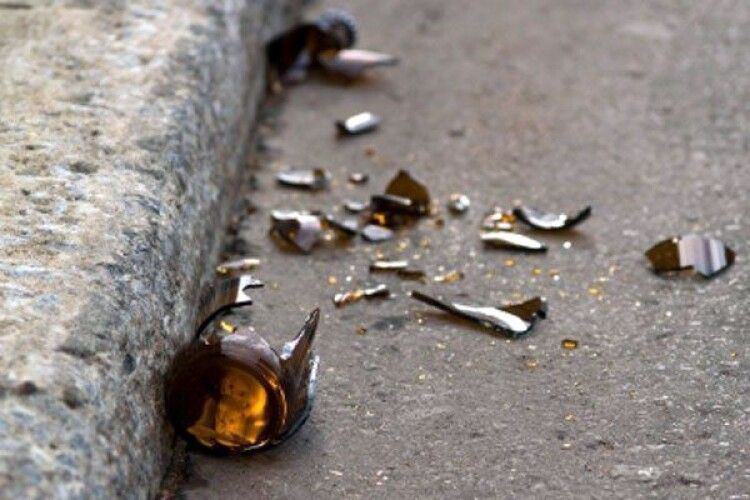 У самісінькому центрі польського міста семеро хуліганів закидали пляшками українця