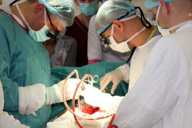 У Ковелі вперше в Україні у районній лікарні проведено операцію на відкритому серці з повною його зупинкою