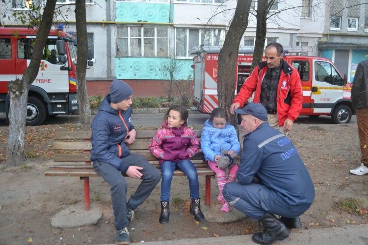 25 пожежників гасили страхітливу пожежу на Київській: врятовано трьох дорослих і дев'ятьох дітей