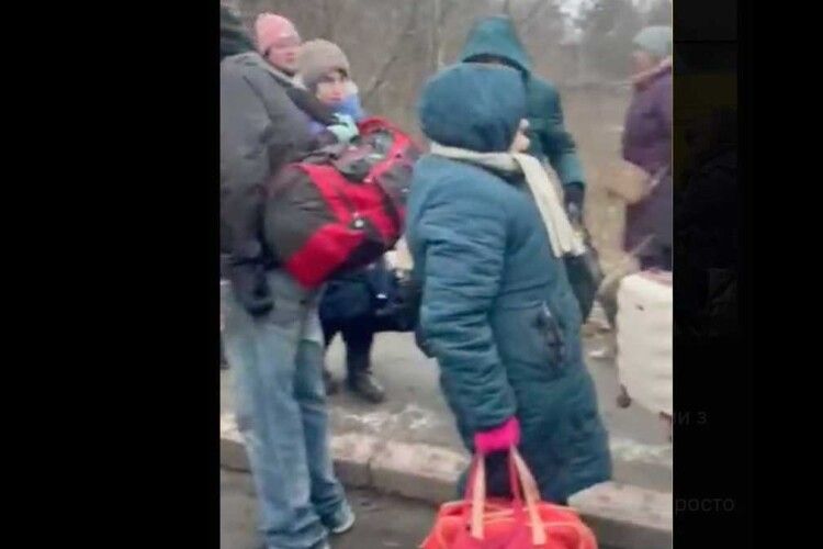 Йшли 4 кілометри під обстрілами з дітьми на руках: окупанти обстріляли біженців з Макарова (Відео)