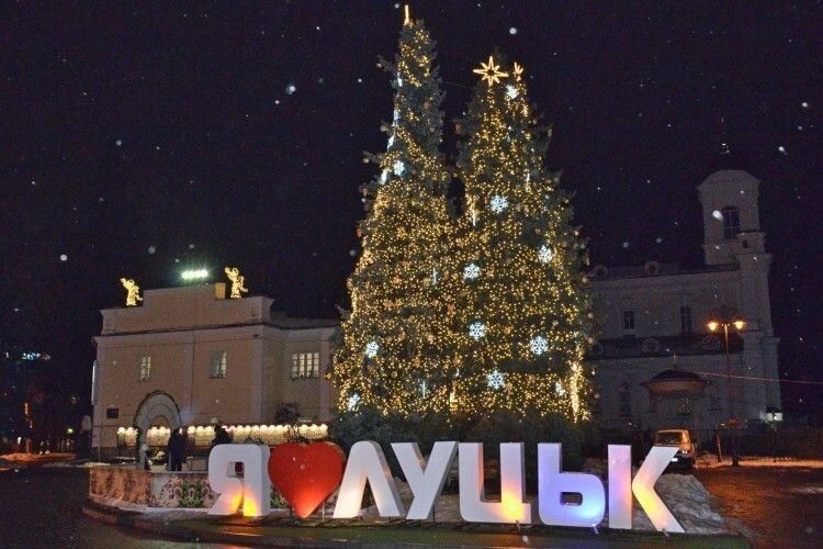 У Луцьку майже за 200 тисяч гривень прикрасять новорічні ялинки