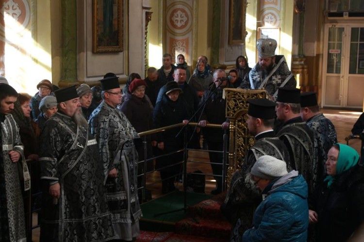 Митрополит Михаїл відслужив Літургію ранішосвячених дарів (фото)