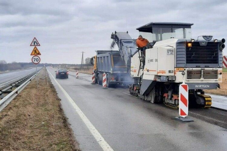 Рух можливий однією смугою: на Волині ремонтують дорогу до Ягодина (Фото) 