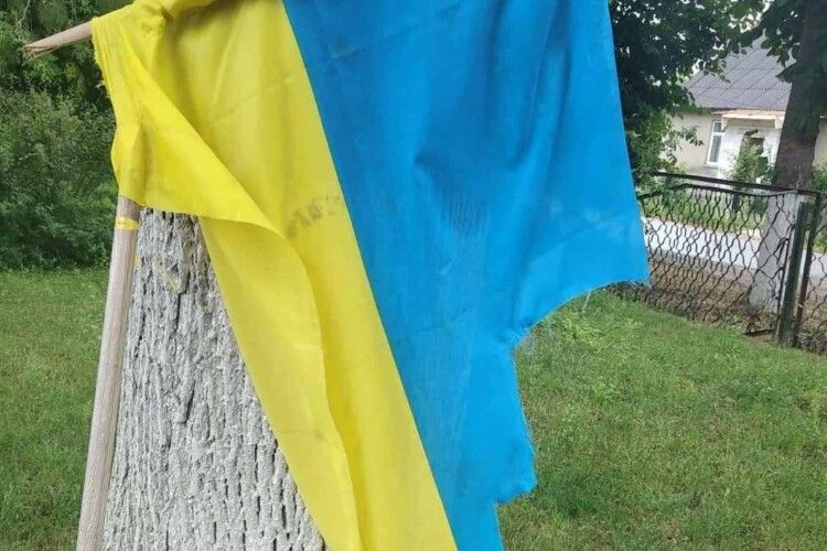 На Волині молодик позбиткувався над прапором України