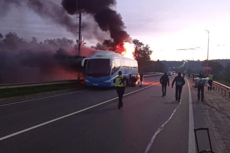 На Львівщині поліцейські зупинили автобус, який… горів (Фото)