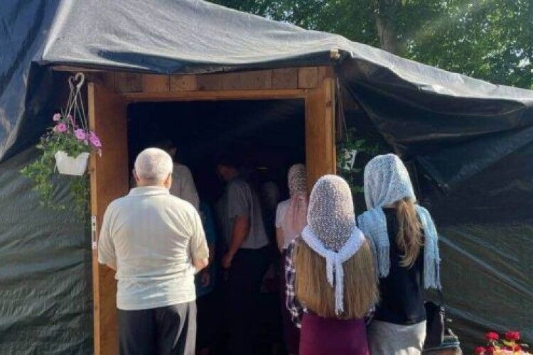 На Рівненщині віряни московського патріархату облюбували намет на городі