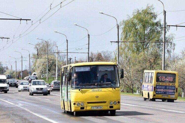 У Луцьку збережуть два приміські автобусні маршрути: перевізнику продовжують договір